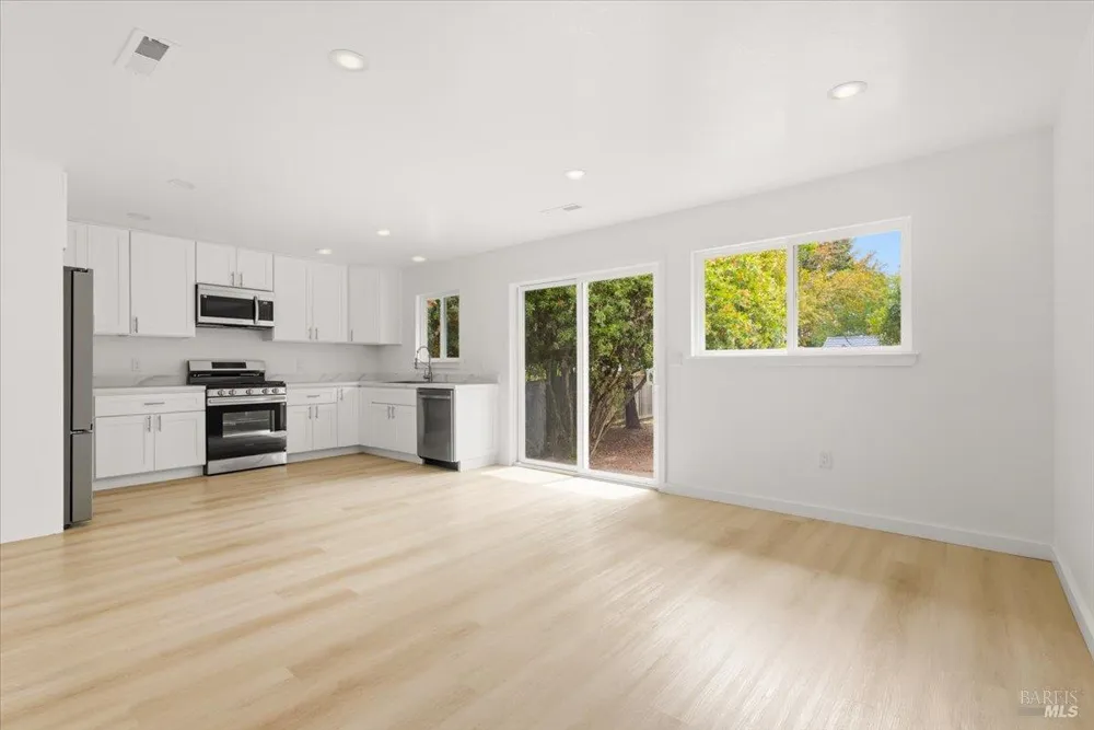 175 Chablis Way Cloverdale, CA 95425