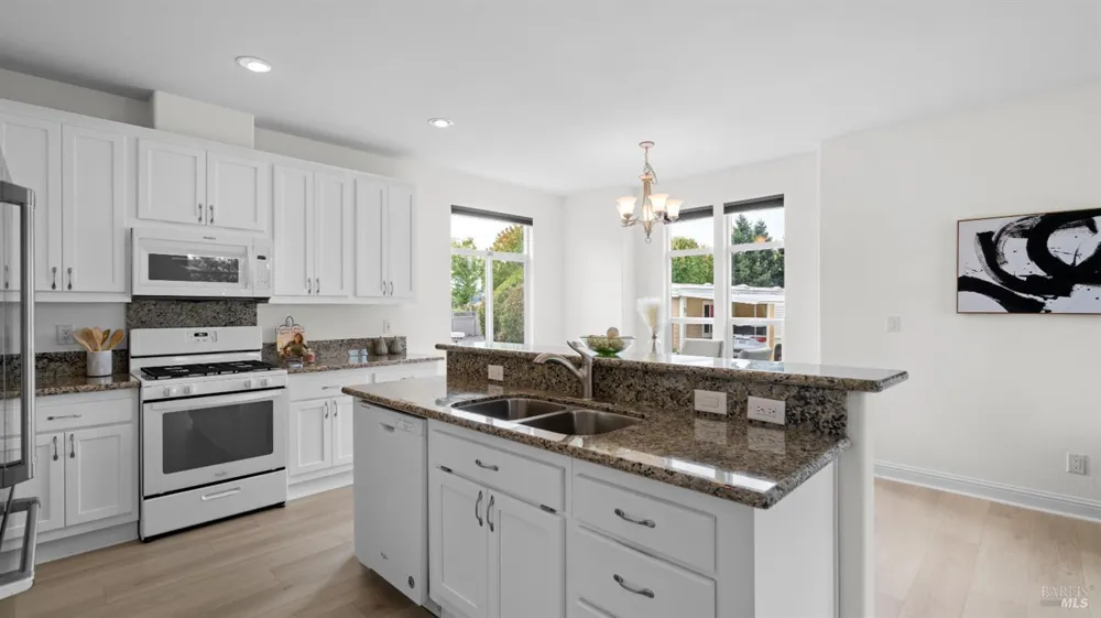 8 Oakwood Drive Petaluma, CA 94954