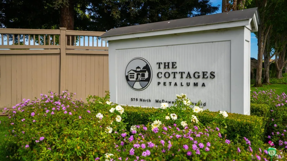 8 Oakwood Drive Petaluma, CA 94954