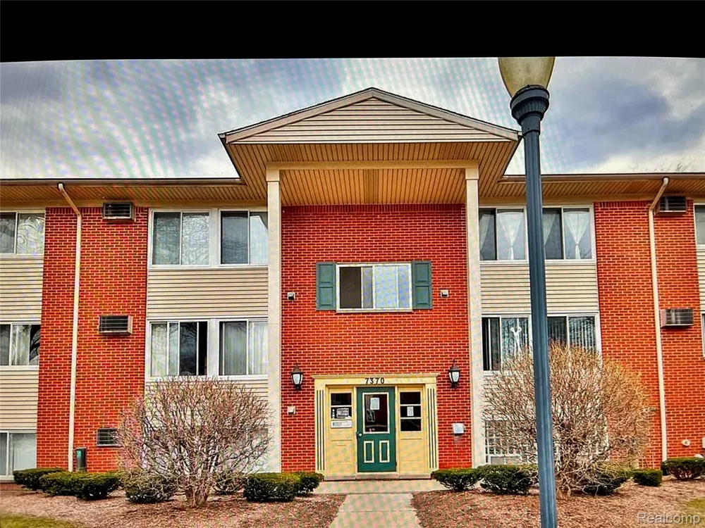 7370 CENTRAL ST APT 10 Westland City, MI 48185