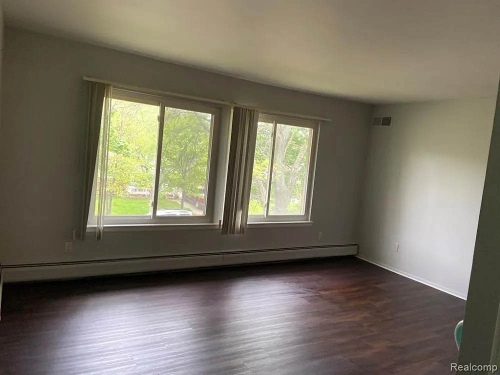 7370 CENTRAL ST APT 10 Westland City, MI 48185
