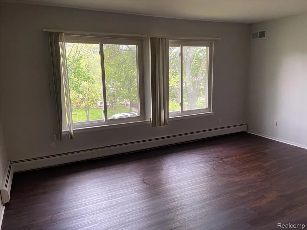 7370 CENTRAL ST APT 10 Westland City, MI 48185