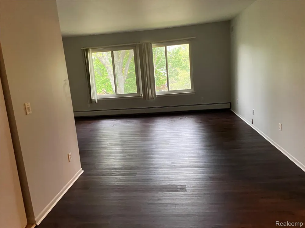 7370 CENTRAL ST APT 10 Westland City, MI 48185
