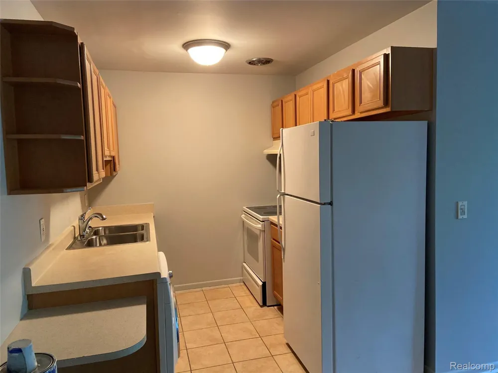7370 CENTRAL ST APT 10 Westland City, MI 48185