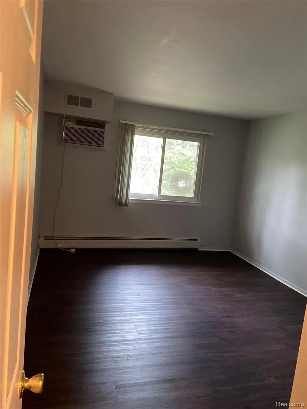 7370 CENTRAL ST APT 10 Westland City, MI 48185