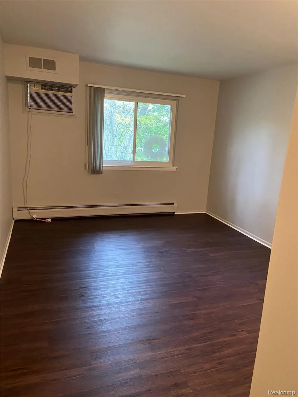 7370 CENTRAL ST APT 10 Westland City, MI 48185