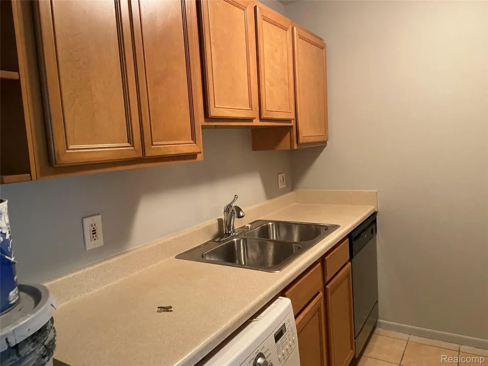 7370 CENTRAL ST APT 10 Westland City, MI 48185