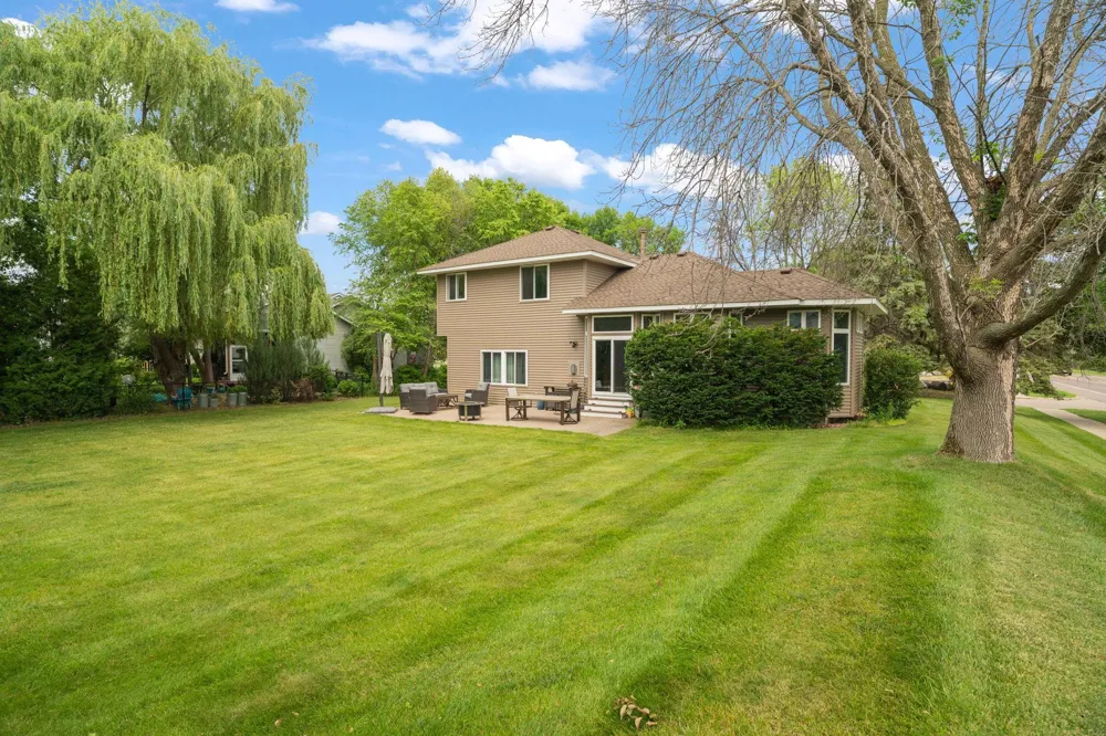 8901 Dunbar Knoll Brooklyn Park, MN 55443