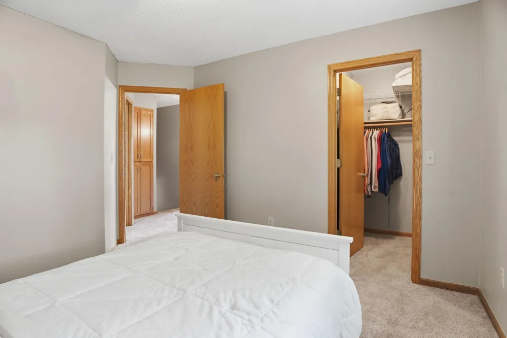 8901 Dunbar Knoll Brooklyn Park, MN 55443