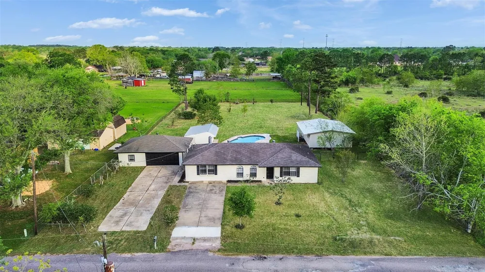 1905 County Road 235 Alvin, TX 77511
