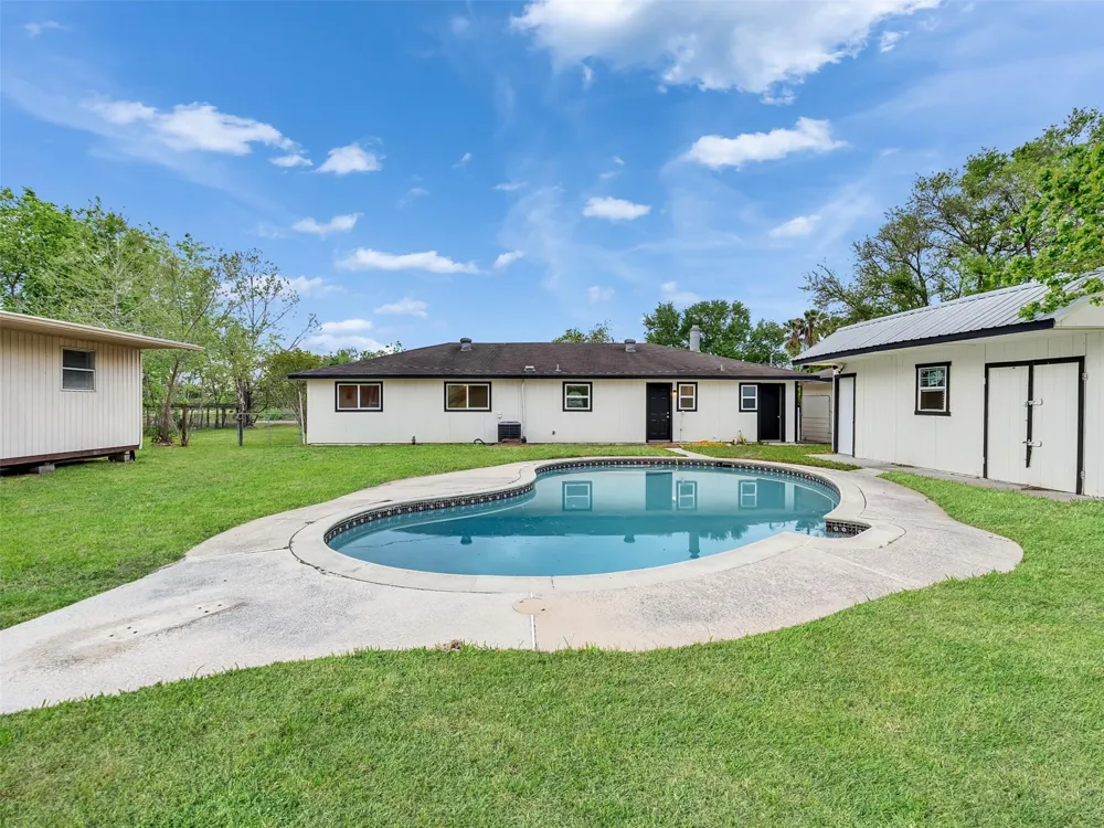 1905 County Road 235 Alvin, TX 77511