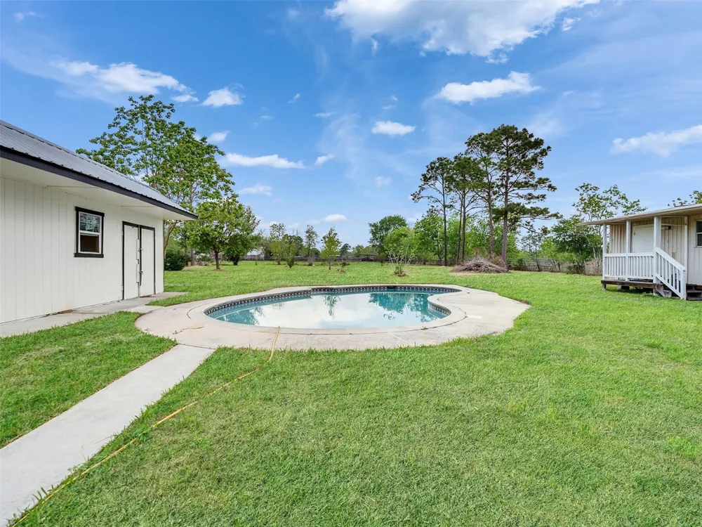 1905 County Road 235 Alvin, TX 77511