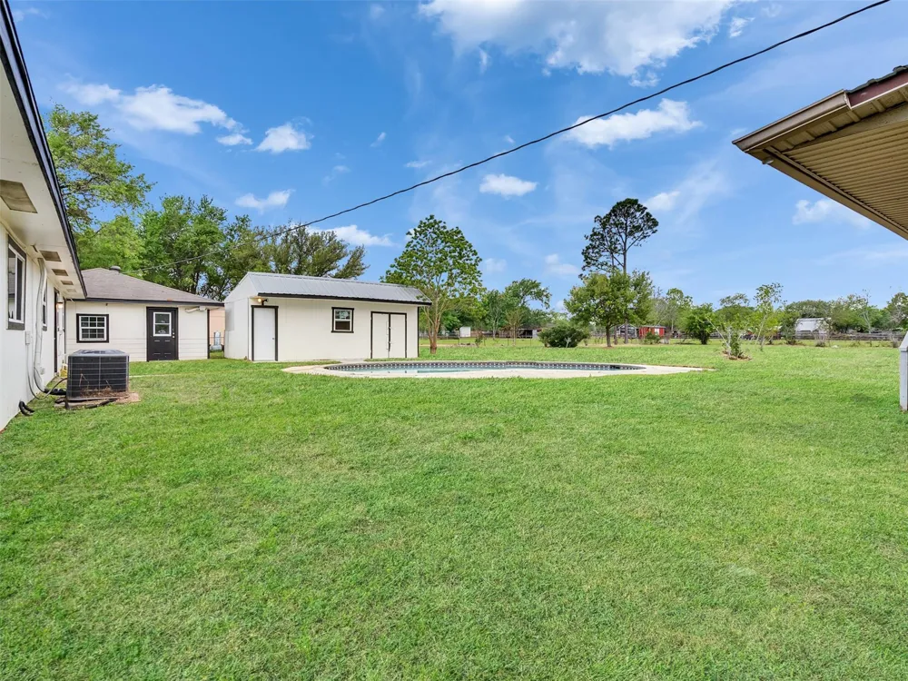 1905 County Road 235 Alvin, TX 77511