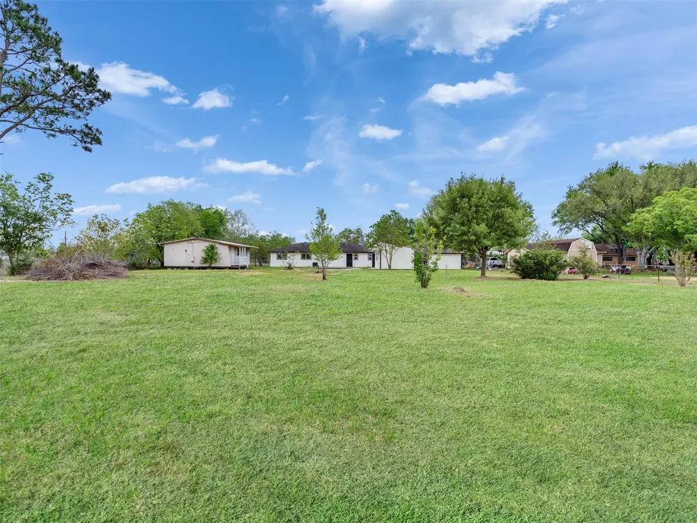 1905 County Road 235 Alvin, TX 77511