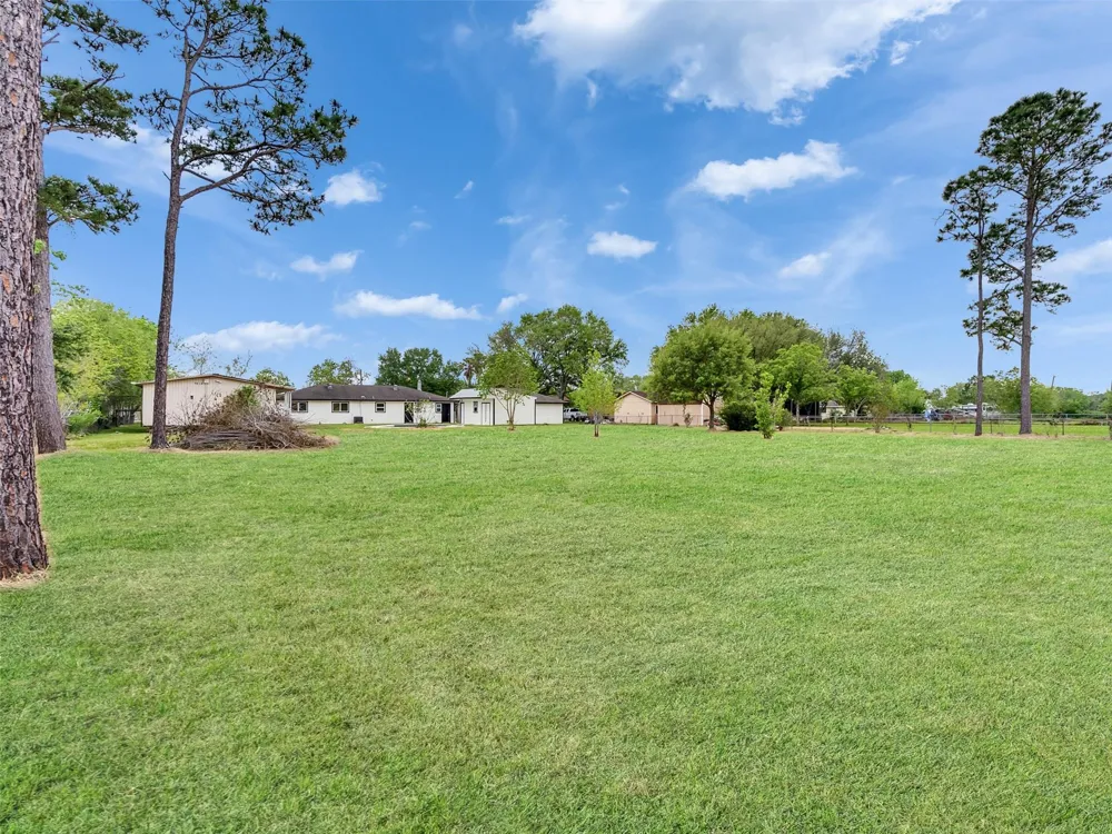 1905 County Road 235 Alvin, TX 77511