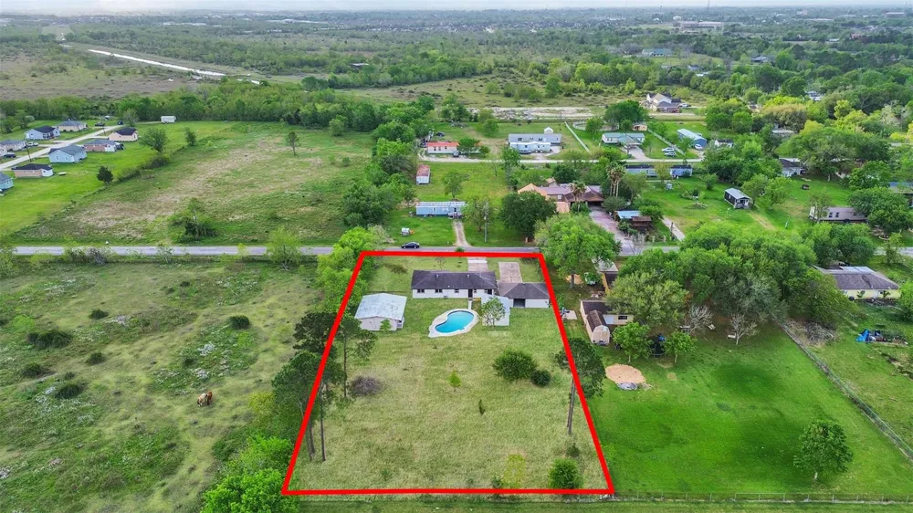 1905 County Road 235 Alvin, TX 77511