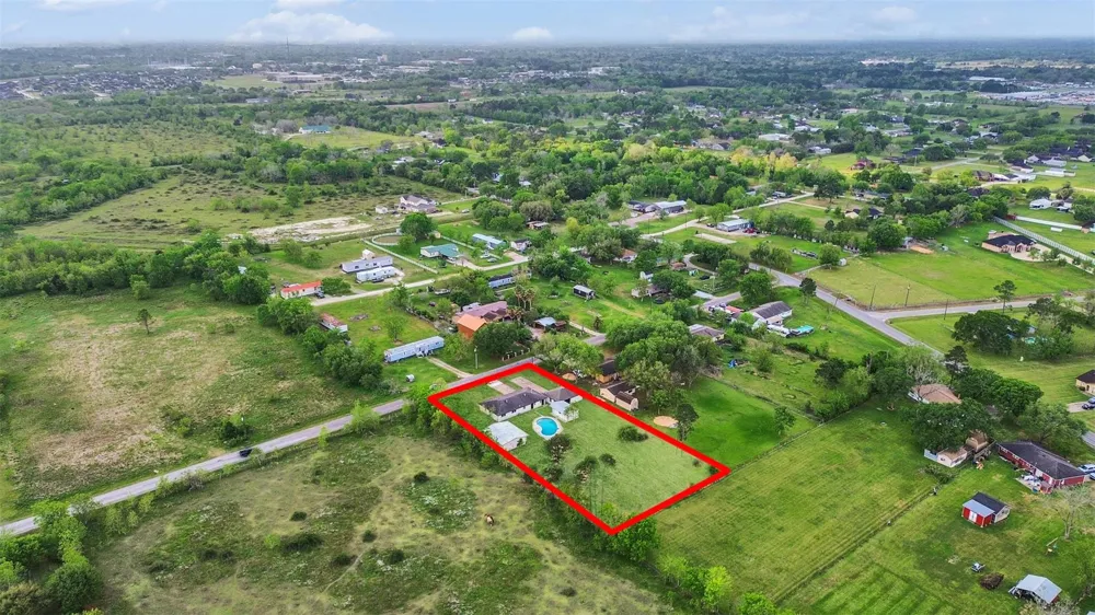 1905 County Road 235 Alvin, TX 77511