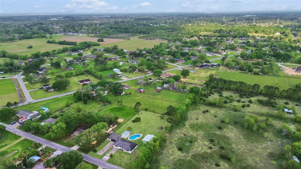 1905 County Road 235 Alvin, TX 77511