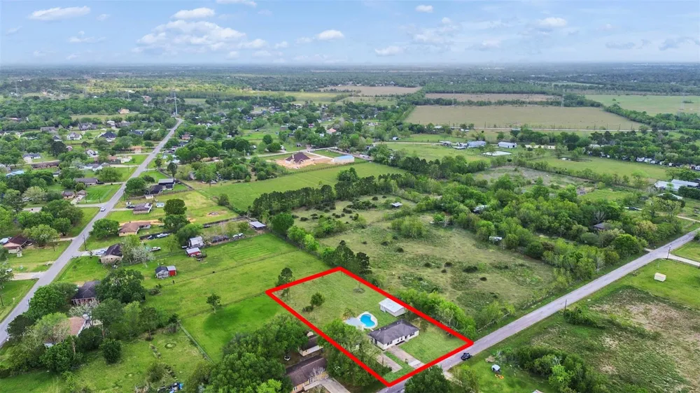 1905 County Road 235 Alvin, TX 77511