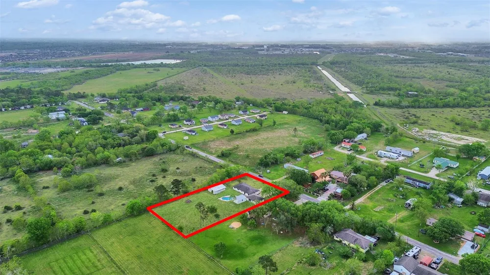 1905 County Road 235 Alvin, TX 77511