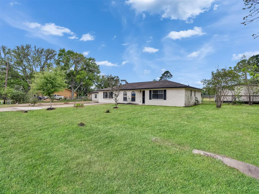 1905 County Road 235 Alvin, TX 77511