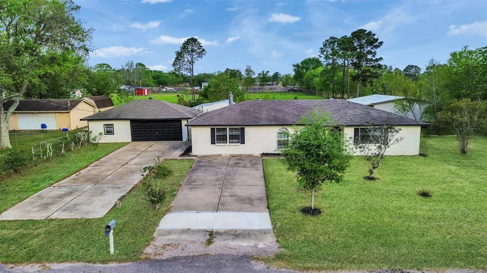 1905 County Road 235 Alvin, TX 77511
