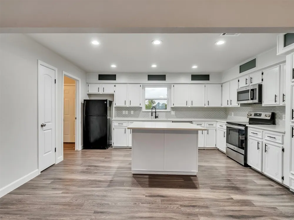 1905 County Road 235 Alvin, TX 77511