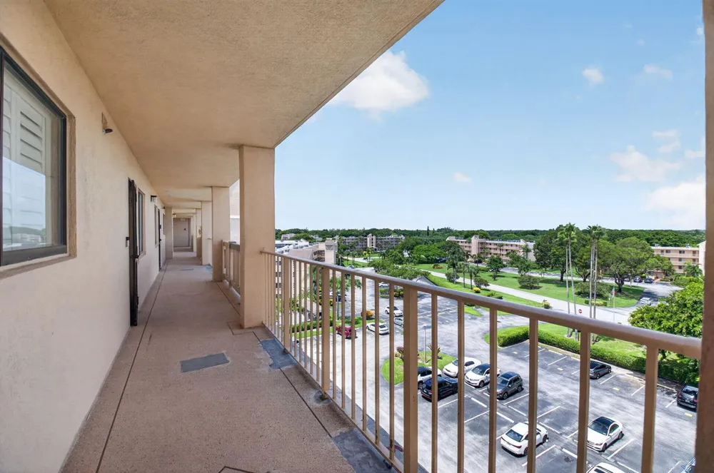 6866 HUNTINGTON LANE #707 Delray Beach, FL 33446