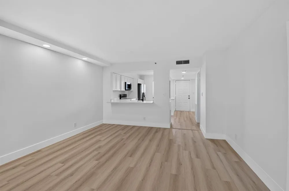 6866 HUNTINGTON LANE #707 Delray Beach, FL 33446