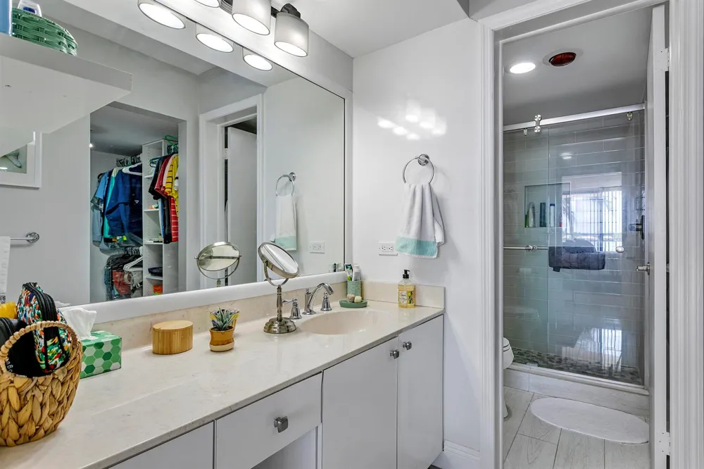 132 LAKESHORE DRIVE #220 North Palm Beach, FL 33408