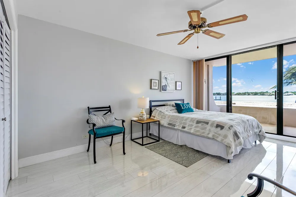 132 LAKESHORE DRIVE #220 North Palm Beach, FL 33408