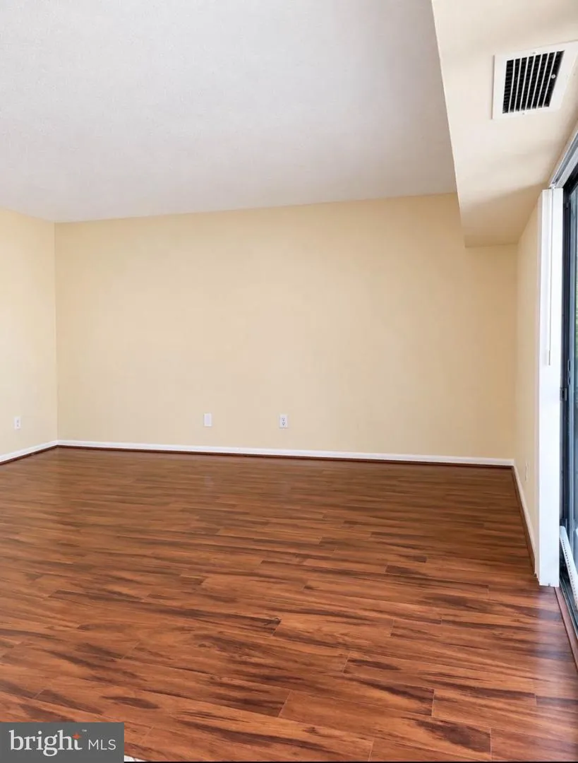 2226 CASTLE ROCK SQUARE #1B Reston, VA 20191