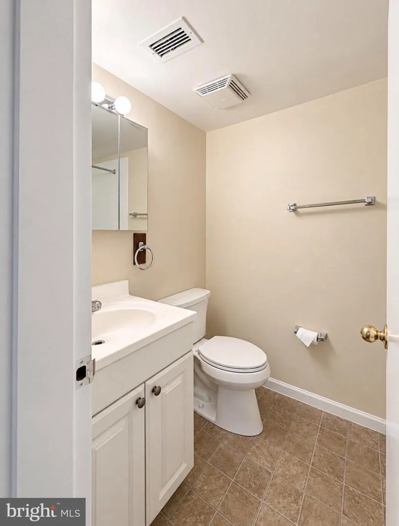 2226 CASTLE ROCK SQUARE #1B Reston, VA 20191
