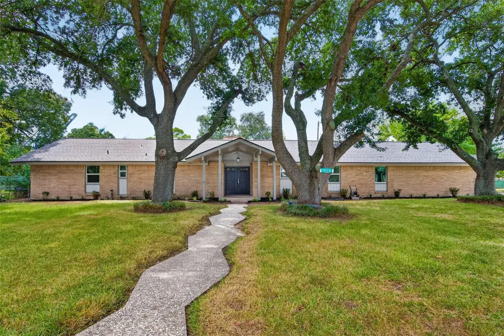 218 Bay Colony Circle La Porte, TX 77571