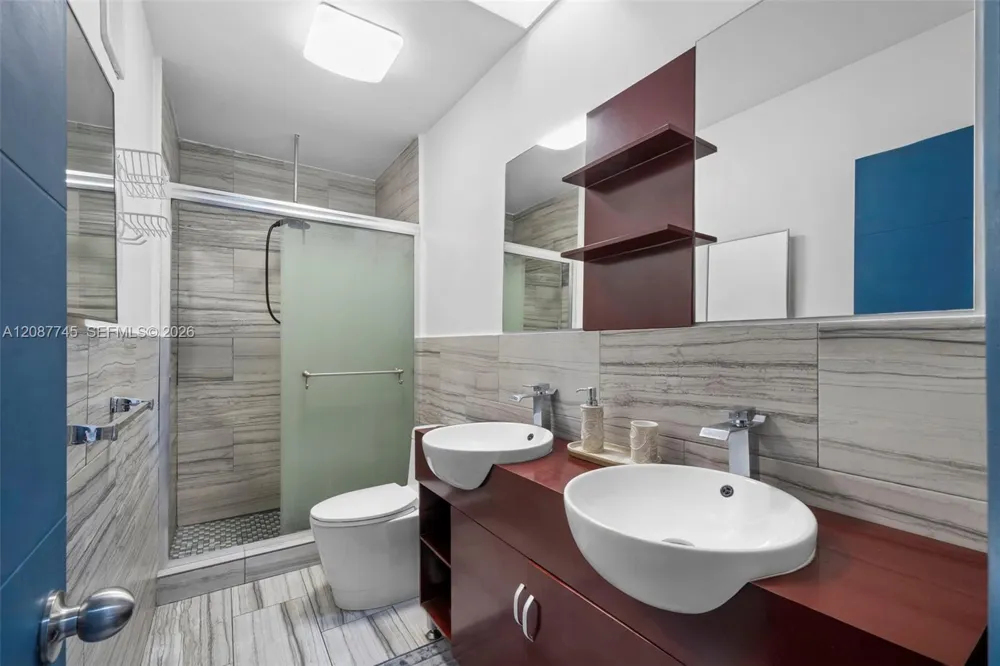 2858 Pine Tree Dr #5 Miami Beach, FL 33140