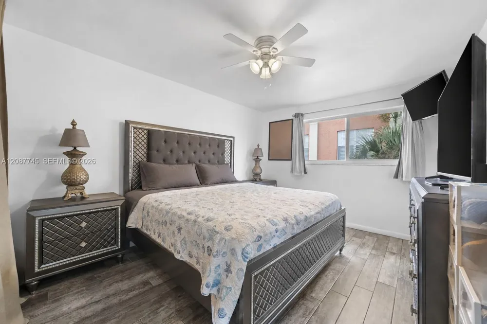 2858 Pine Tree Dr #5 Miami Beach, FL 33140