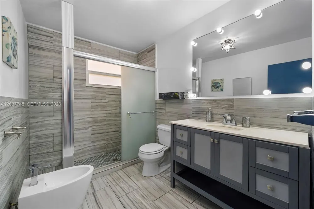 2858 Pine Tree Dr #5 Miami Beach, FL 33140