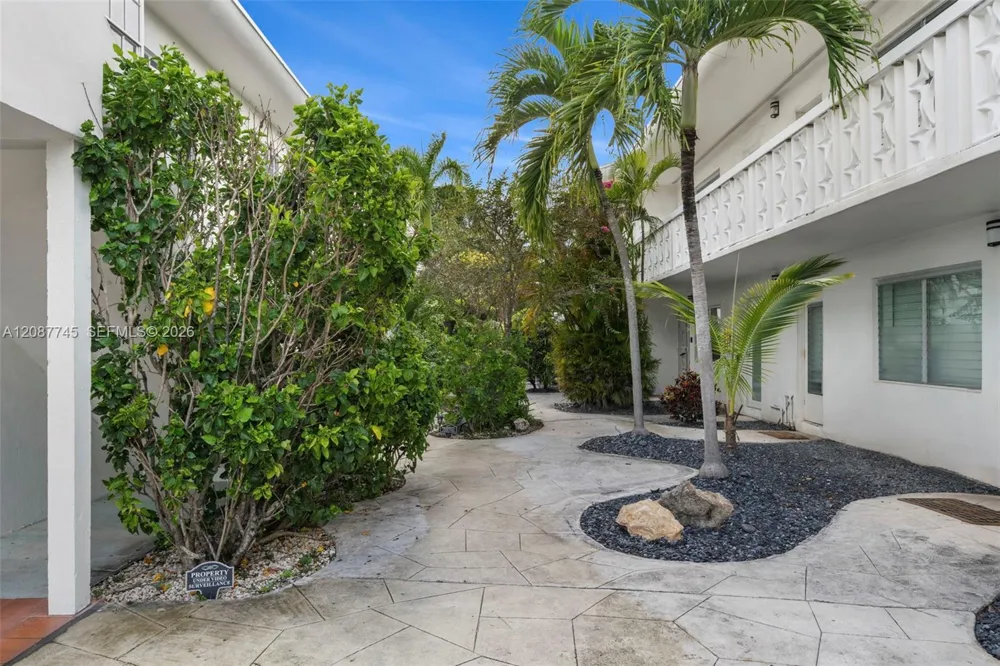 2858 Pine Tree Dr #5 Miami Beach, FL 33140