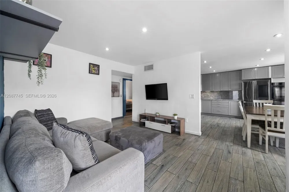2858 Pine Tree Dr #5 Miami Beach, FL 33140