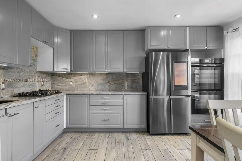 2858 Pine Tree Dr #5 Miami Beach, FL 33140