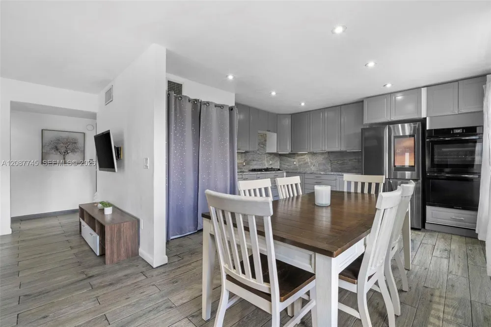 2858 Pine Tree Dr #5 Miami Beach, FL 33140