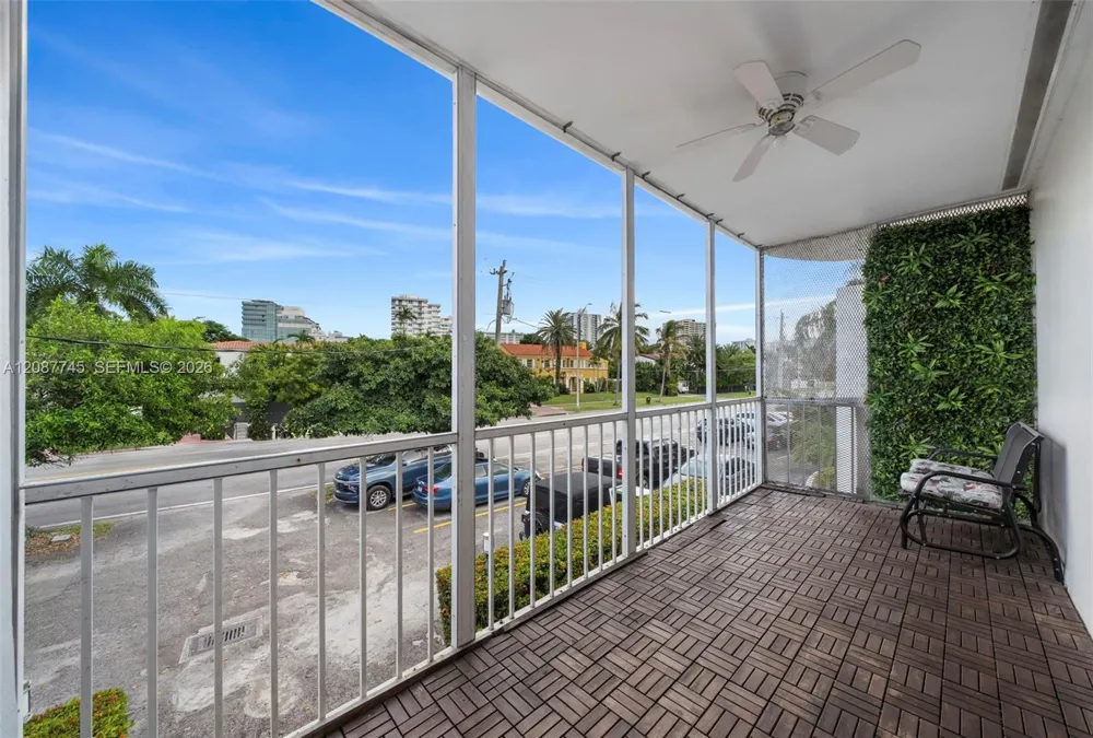 2858 Pine Tree Dr #5 Miami Beach, FL 33140