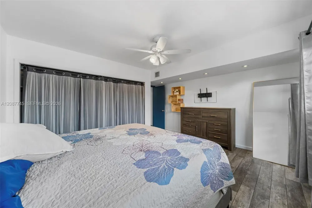 2858 Pine Tree Dr #5 Miami Beach, FL 33140