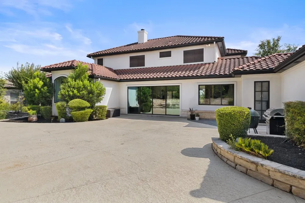 34 AUTUMN OAKS DRIVE The Hills, TX 78738