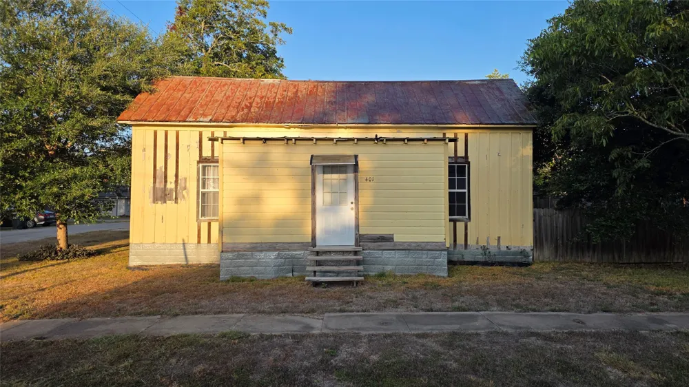 401 Pecan Street Moulton, TX 77975
