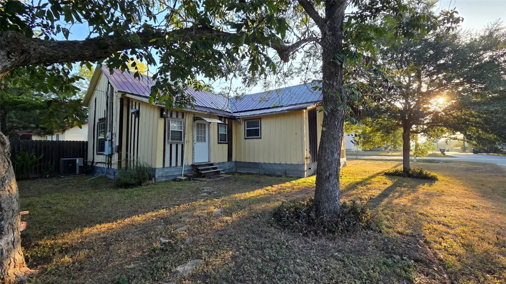 401 Pecan Street Moulton, TX 77975
