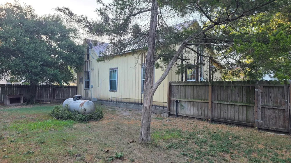 401 Pecan Street Moulton, TX 77975