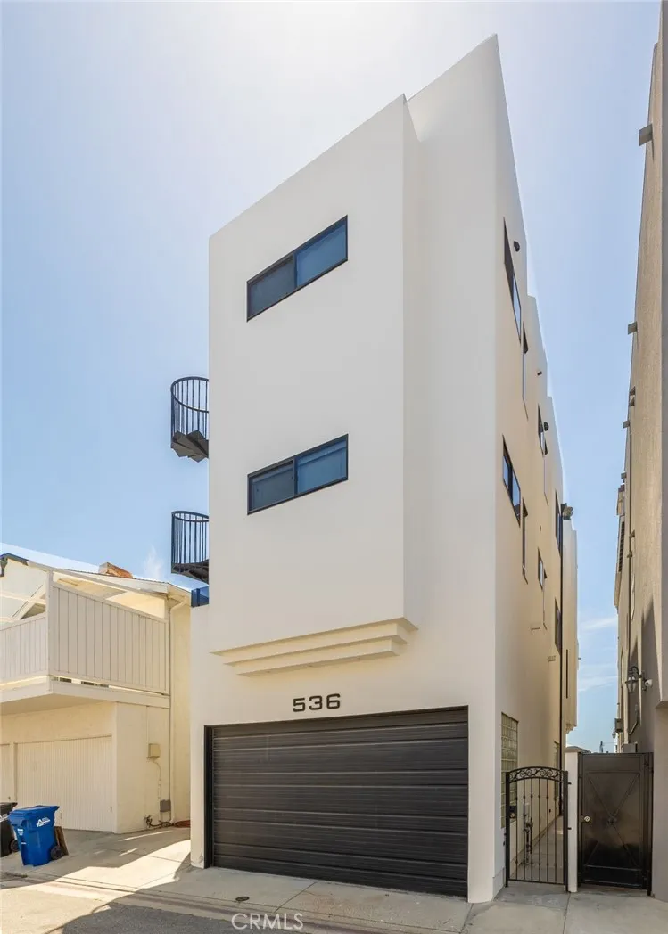 536 The Strand Hermosa Beach, CA 90254
