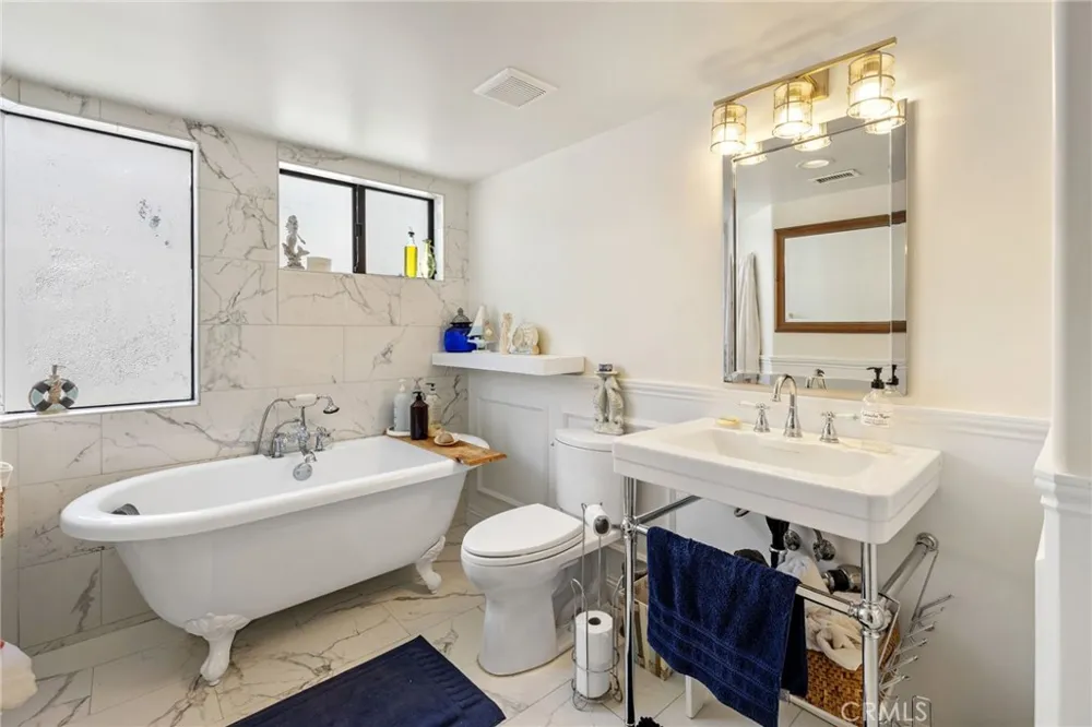536 The Strand Hermosa Beach, CA 90254