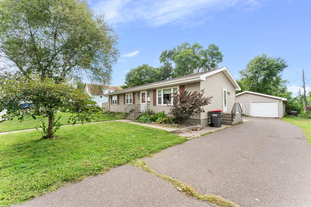 135 Davis Street S Cambridge, MN 55008